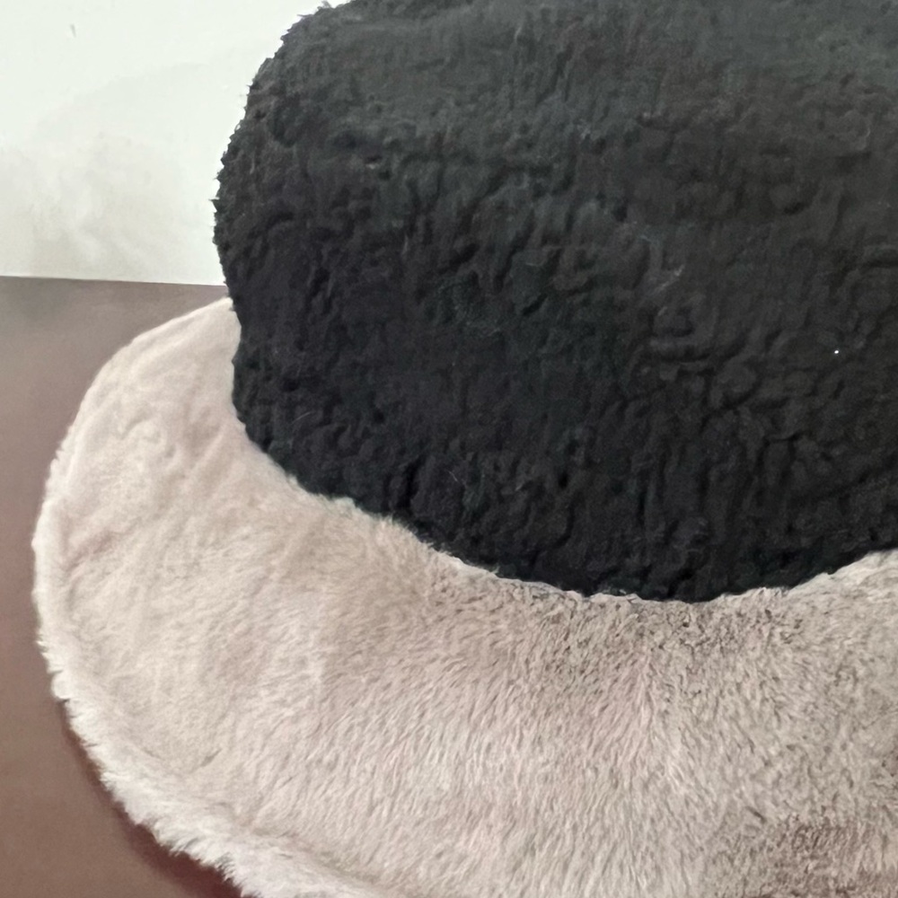 Sprigs Reversible Faux Fur and Sherpa Bucket Hat Black/mocha adjustable NWT - Picture 3 of 9